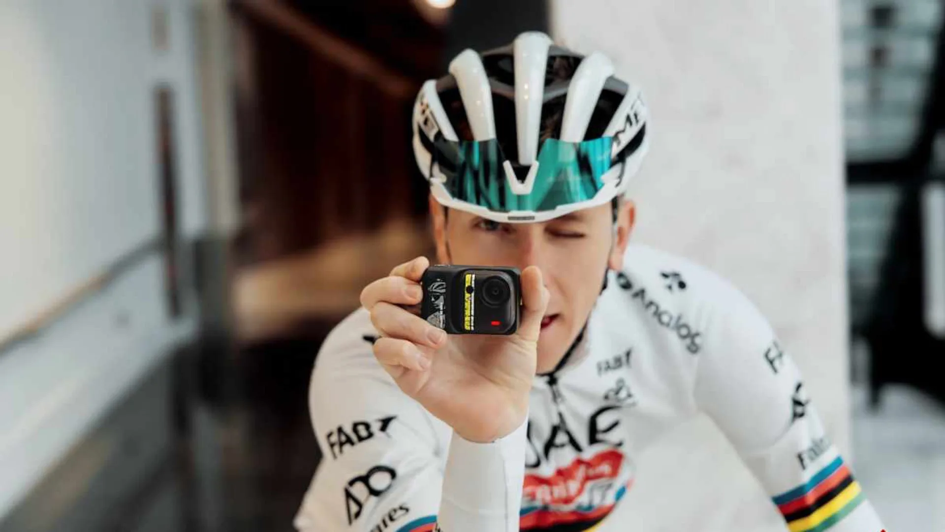 Caméra Insta360 GO Ultra édition Tadej Pogačar en livrée jaune avec ses accessoires vélo