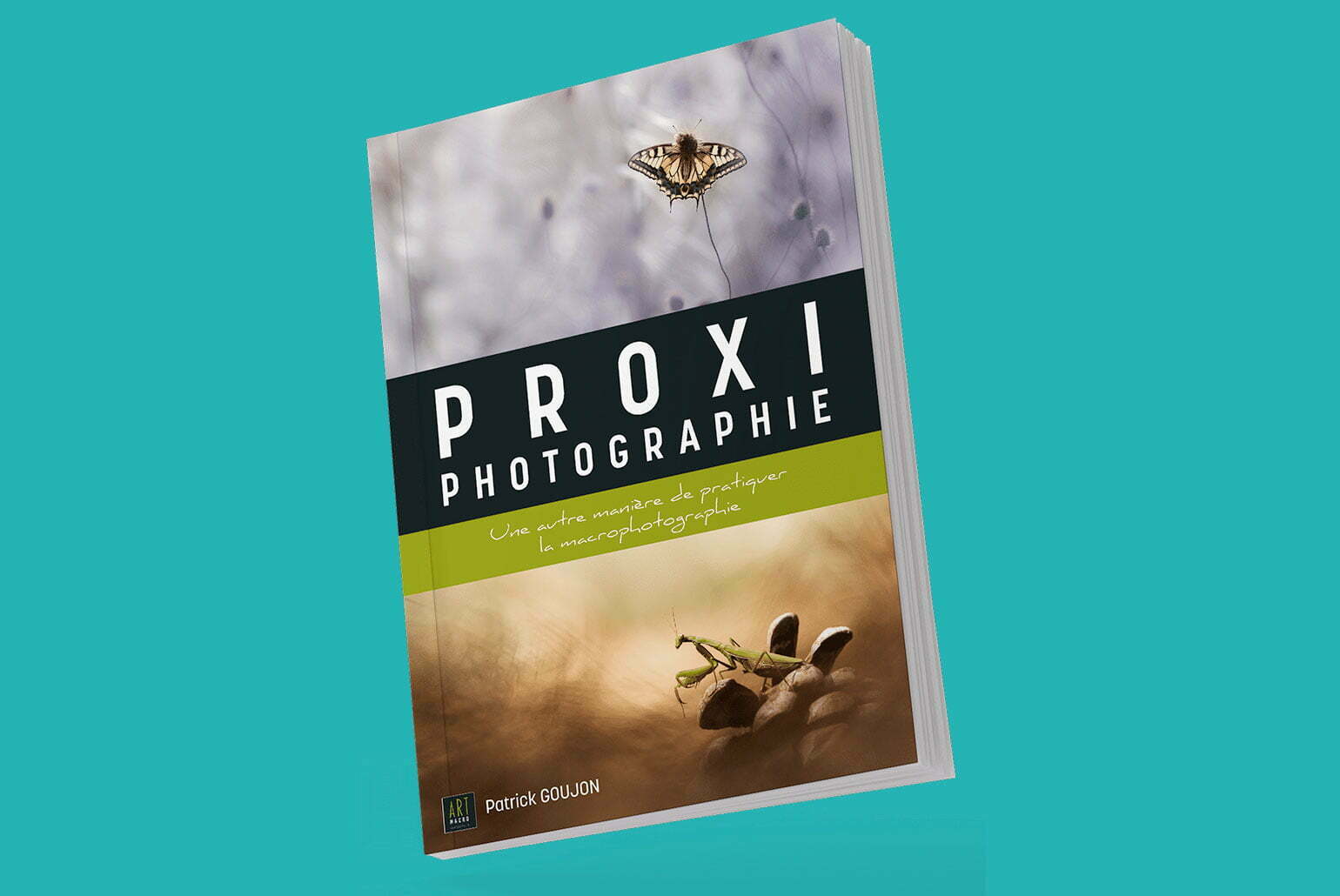 Couverture du livre "Proxi Photographie" sur fond turquoise avec un papillon et une mante religieuse.