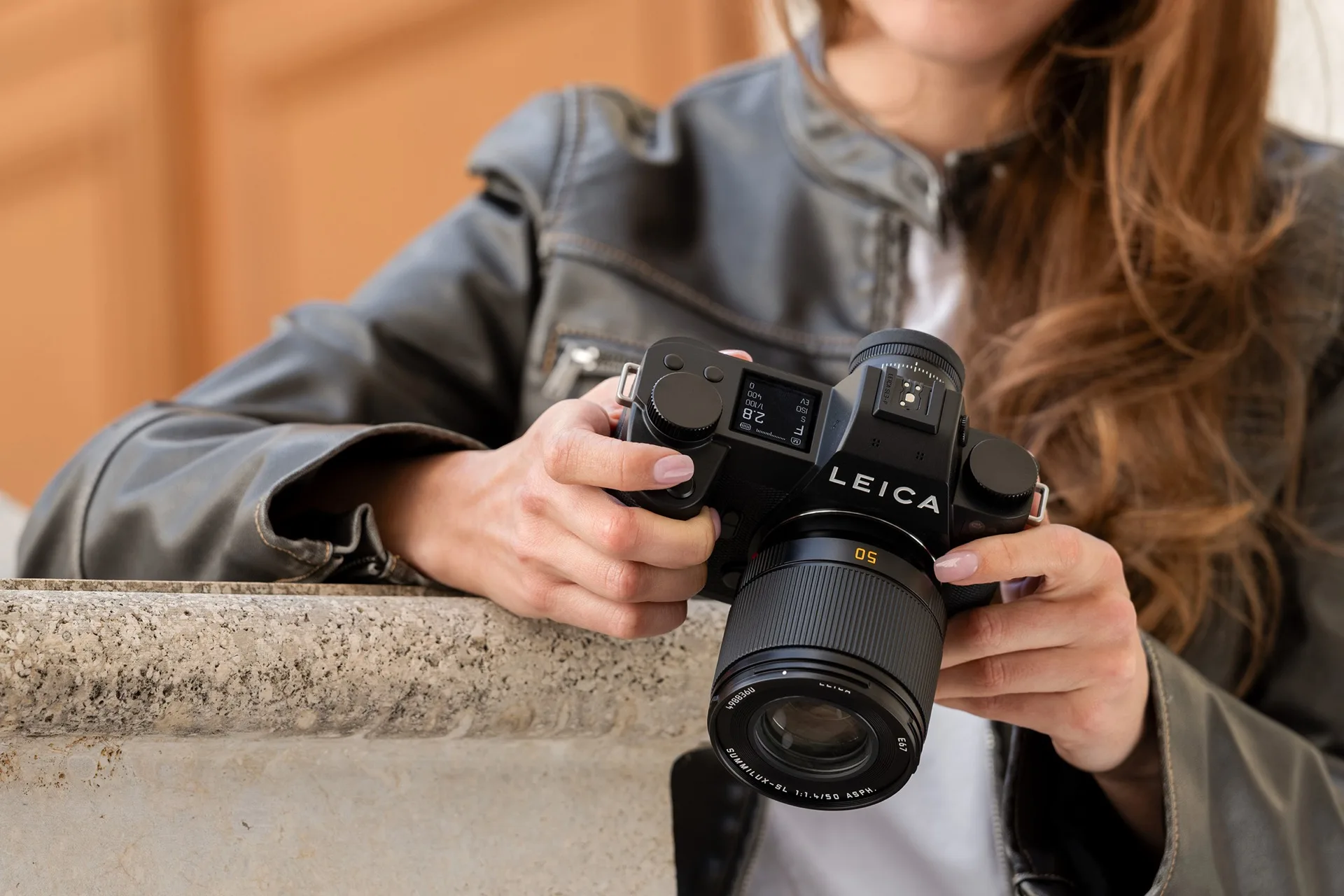 Leica SL3-P équipé du Summilux-SL 50 mm f/1.4 ASPH, tenu en mains