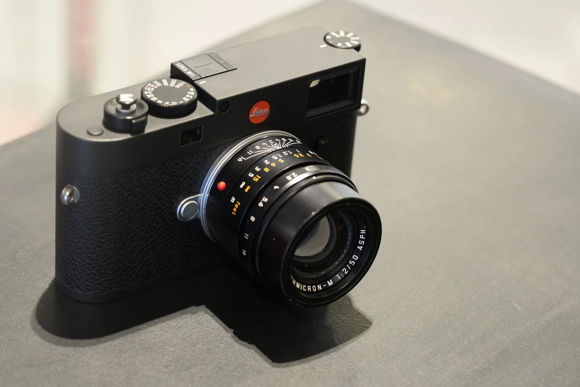 Objectif Summicron-M 50 mm f/2 monté sur un boîtier Leica M11