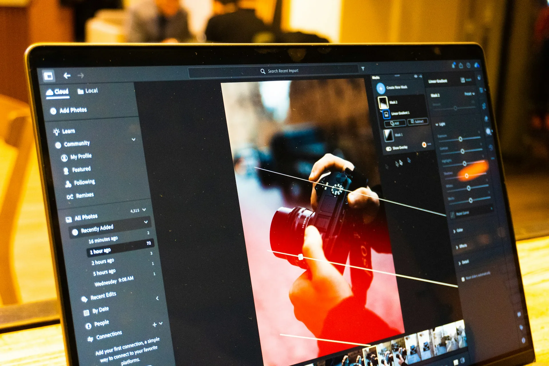Panneau de masquage de Lightroom ouvert sur un ordinateur portable, avec un masque de dégradé linéaire posé sur la photo