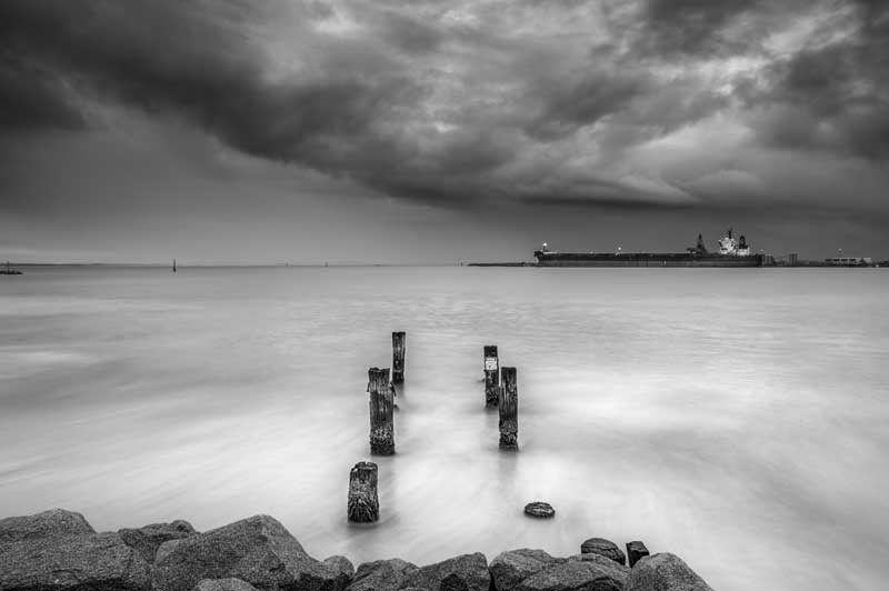 Photo en noir et blanc par mauvais temps