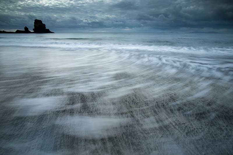 Mer en longue exposition avec rochers