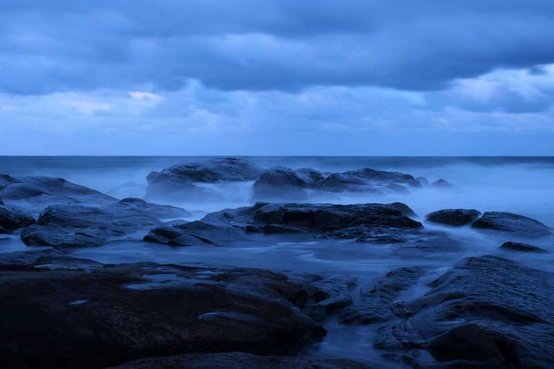 Mer agitée sous ciel couvert