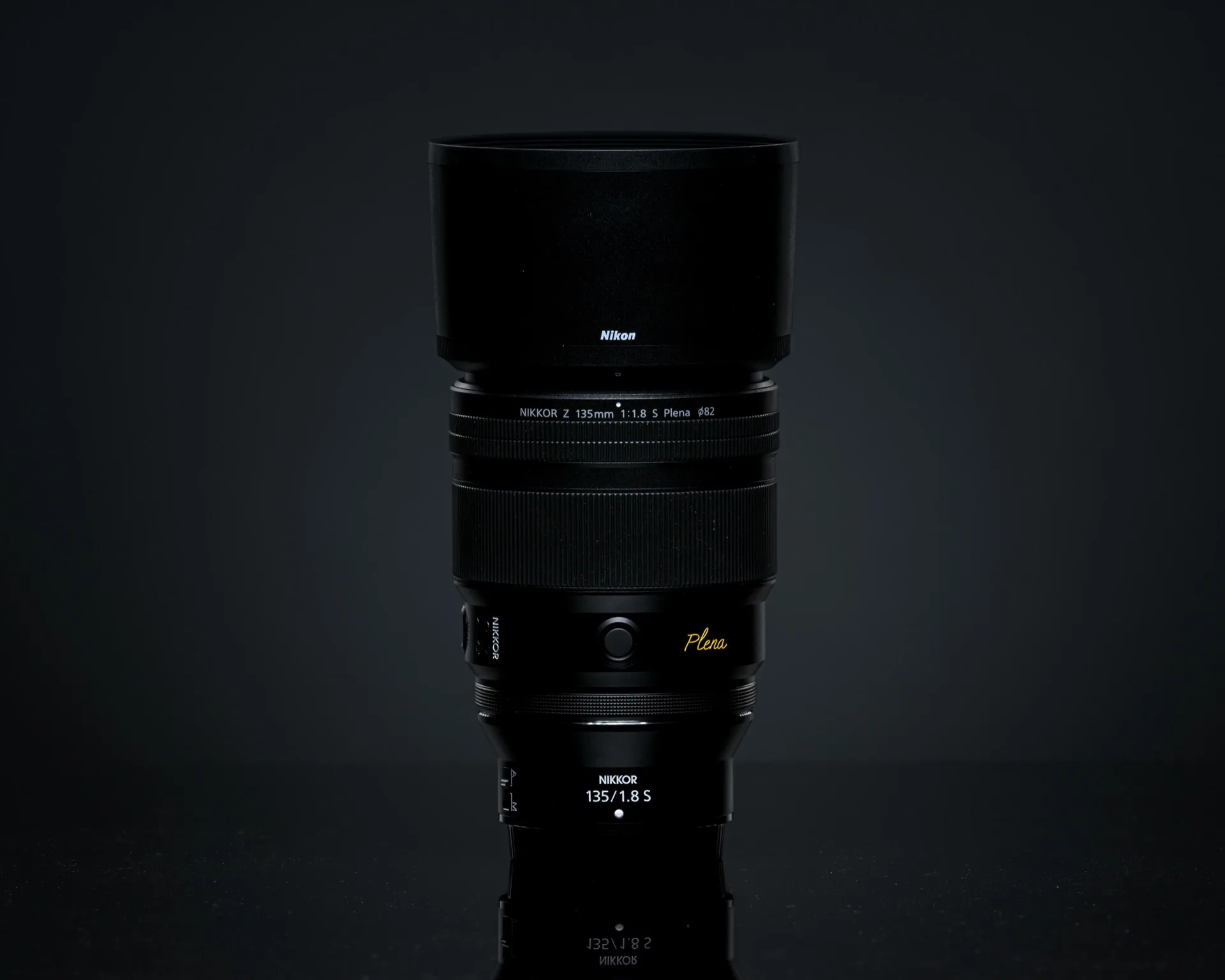 Objectif Nikkor Z 135mm f/1.8 S Plena sur fond neutre