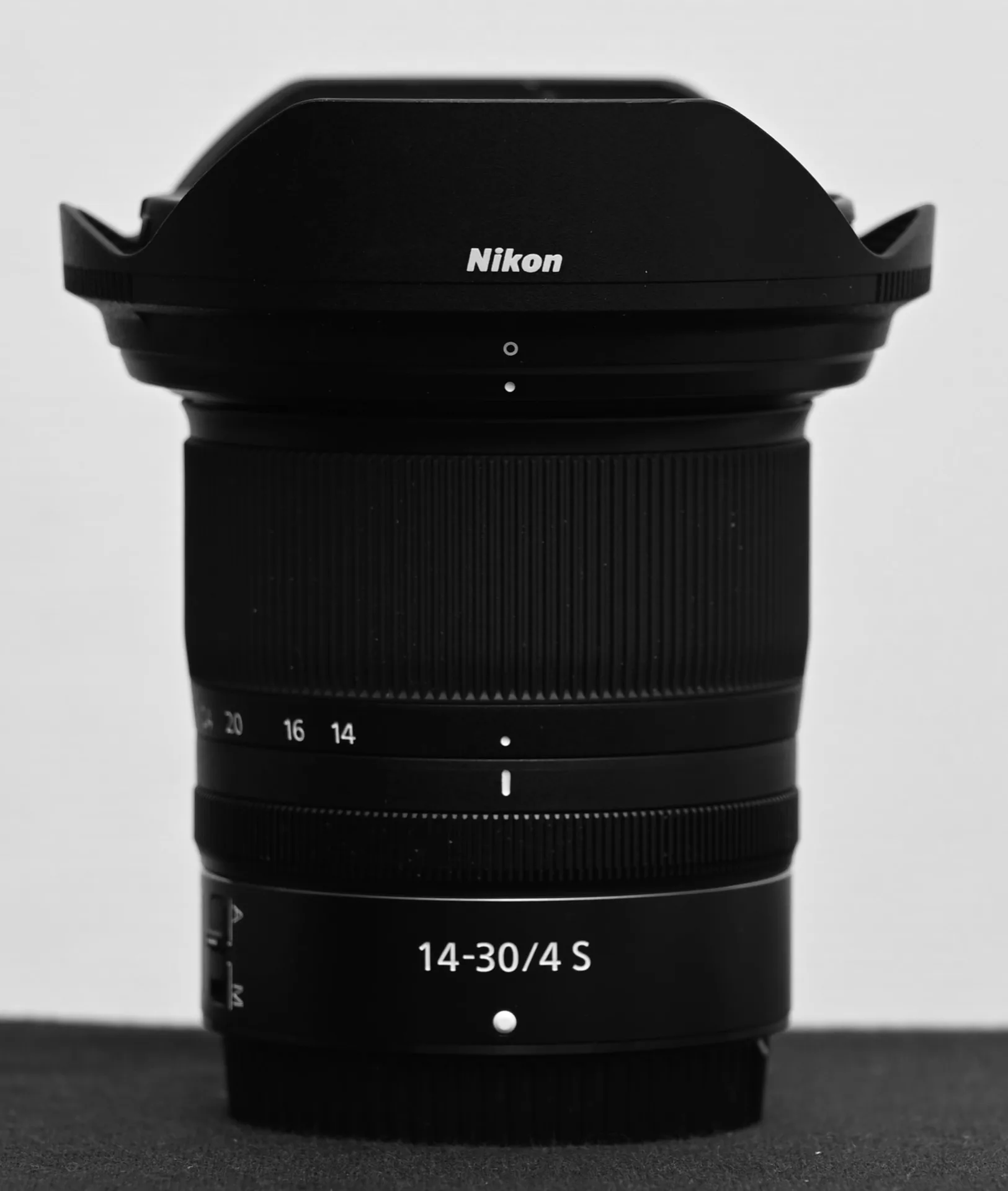 Objectif Nikon Z 14-30mm f/4 S sur fond blanc
