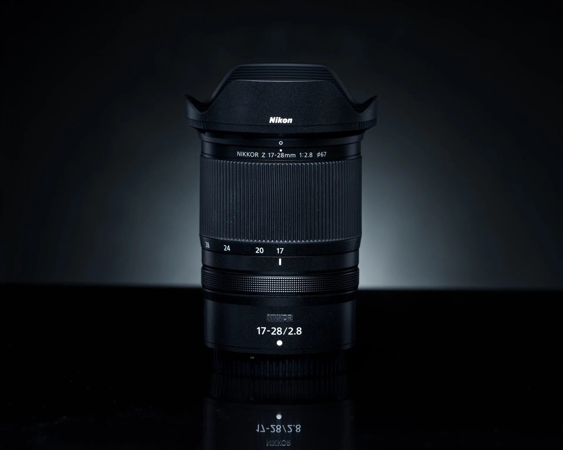 Objectif Nikkor Z 17-28mm f/2.8 sur fond neutre