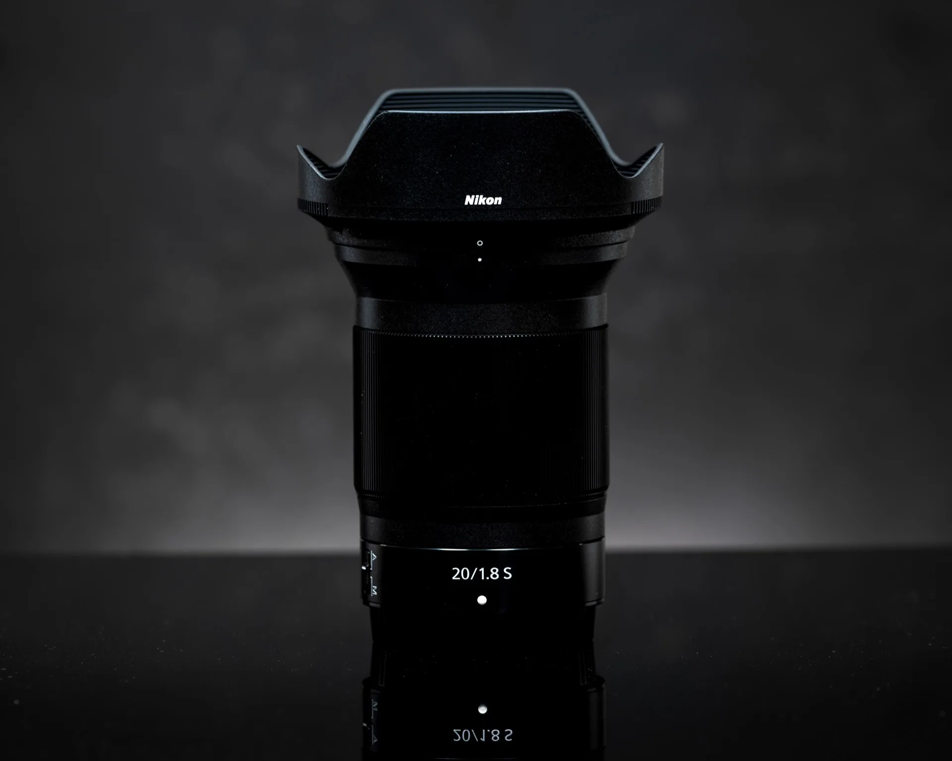 Objectif Nikkor Z 20mm f/1.8 S sur fond neutre