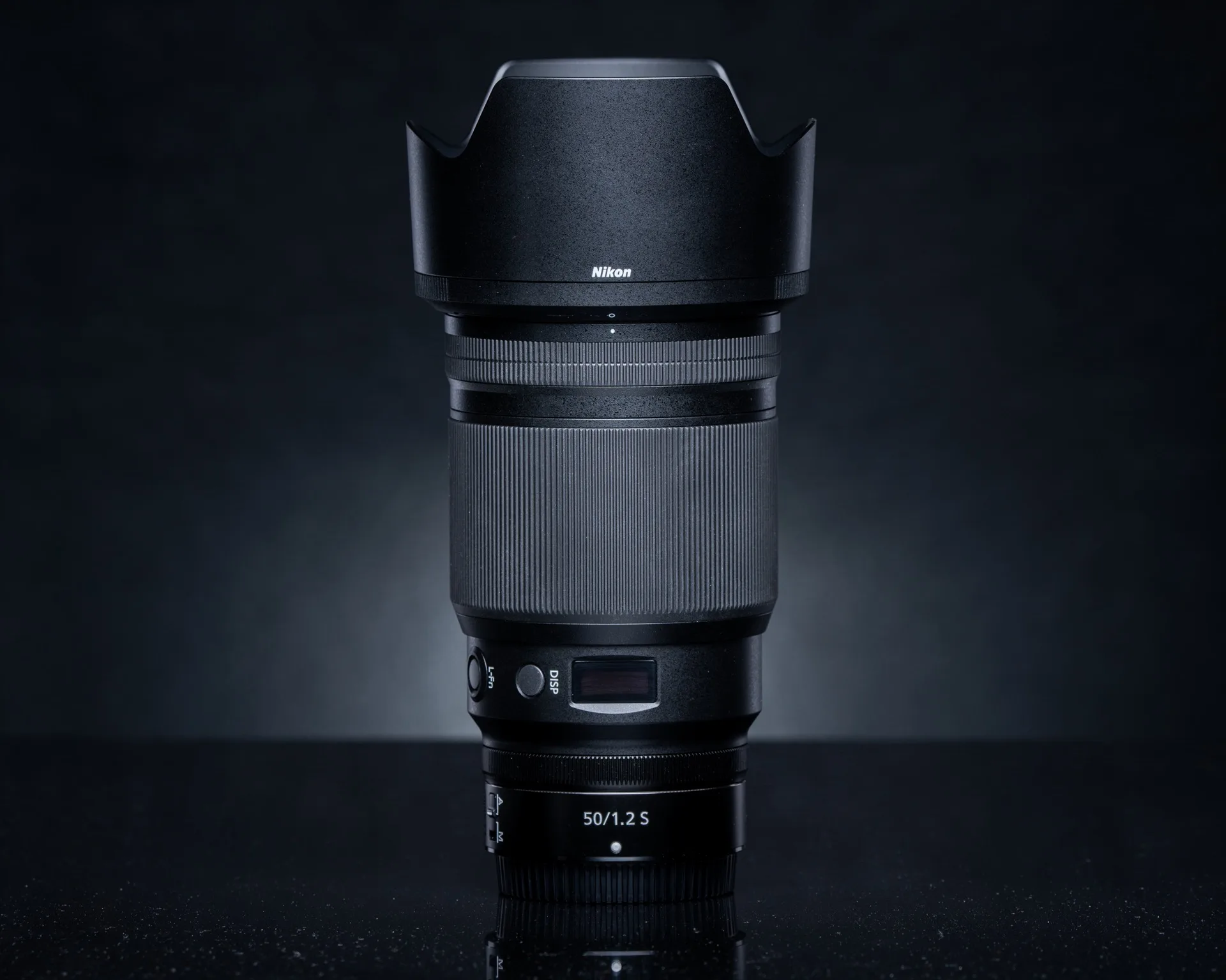 Objectif Nikkor Z 50mm f/1.2 S sur fond neutre