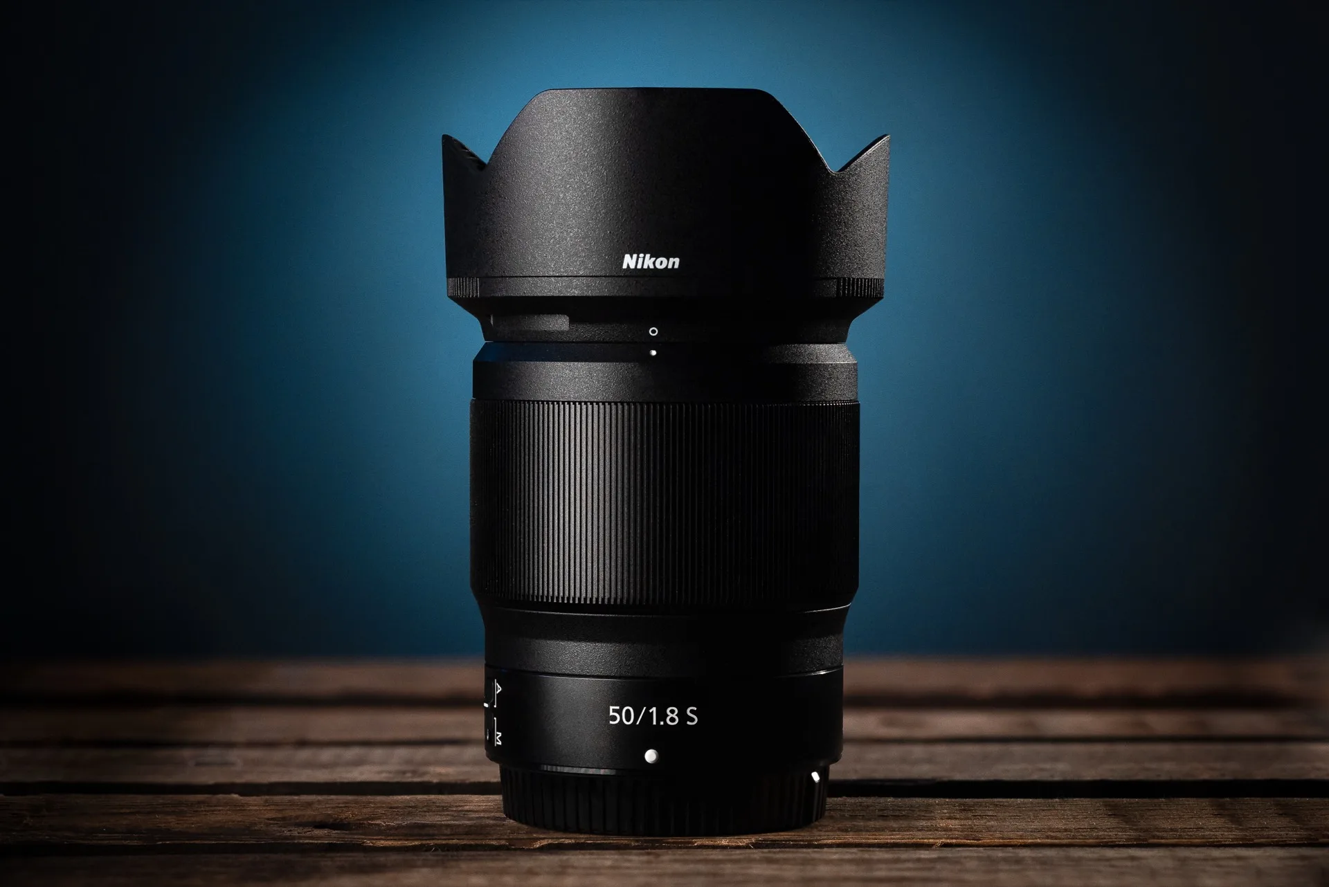 Objectif Nikkor Z 50mm f/1.8 S sur fond neutre