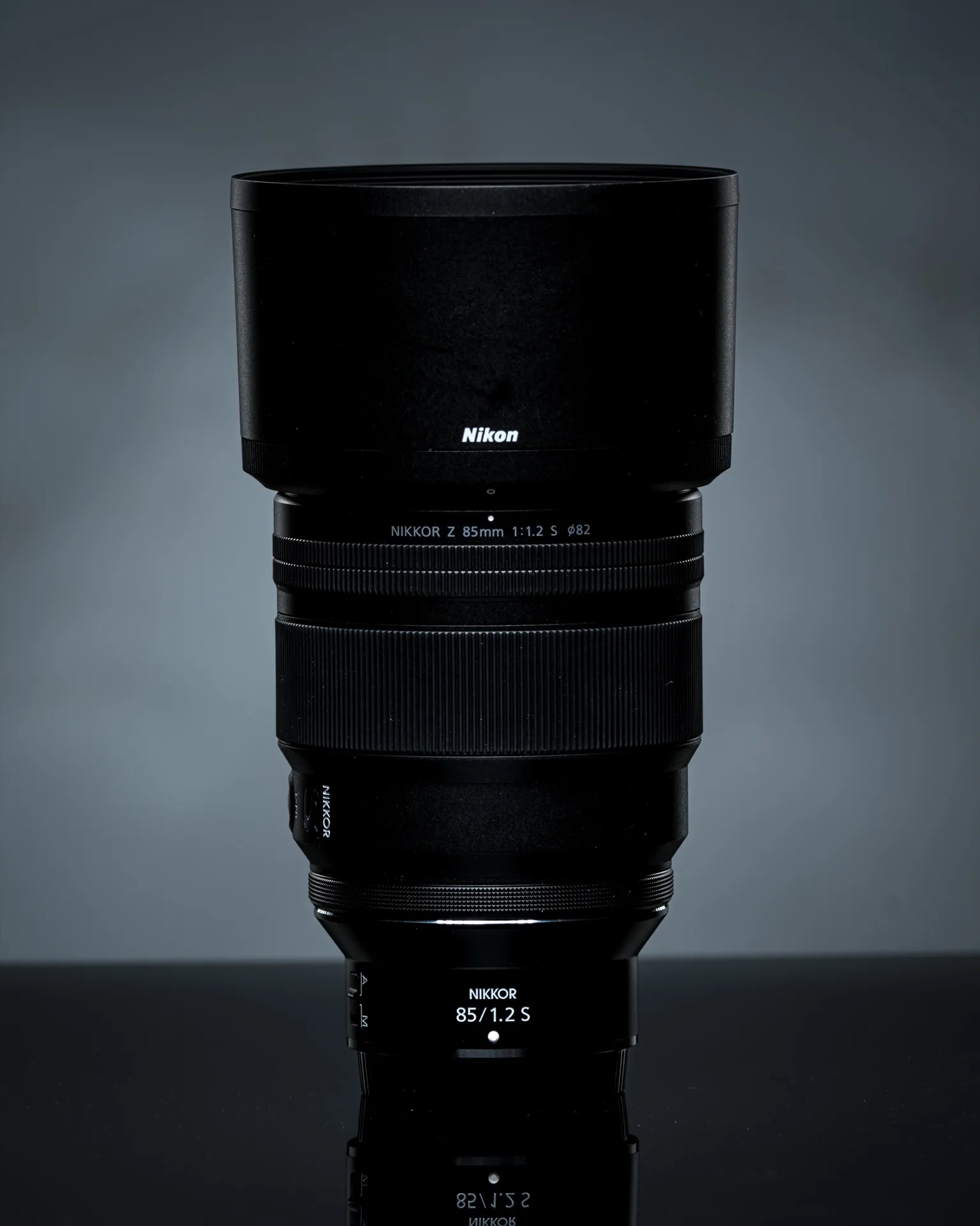 Objectif Nikkor Z 85mm f/1.2 S sur fond neutre