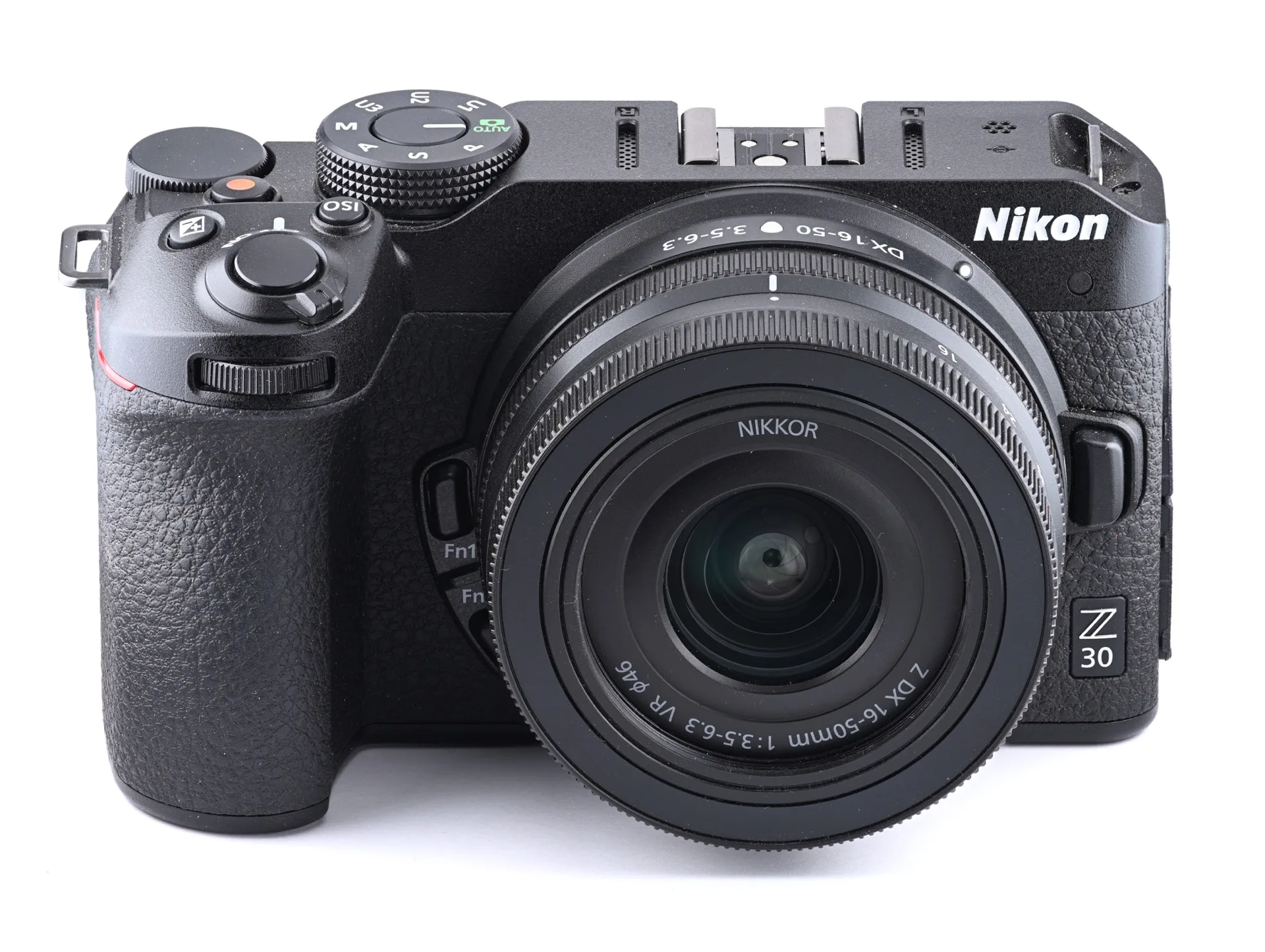 Hybride APS-C Nikon Z30 vu de trois quarts avec écran orientable
