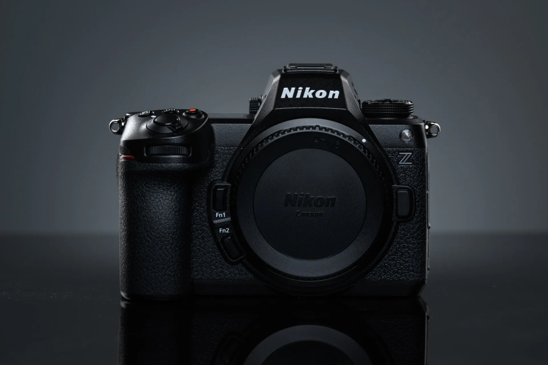 Nikon Z6 III, hybride plein format à capteur partiellement empilé (image Henry Söderlund, Wikimedia Commons CC BY 2.0 — illustration du retour d'expérience longue durée).
