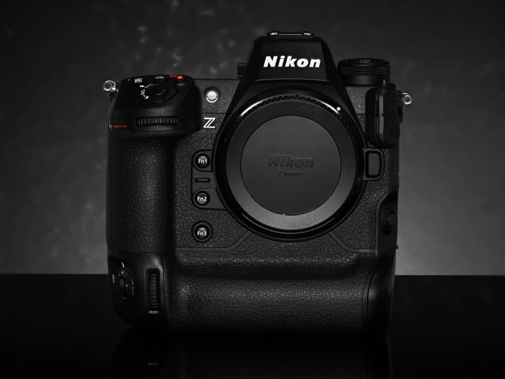 Boîtier hybride Nikon Z9 vu de face avec poignée intégrée