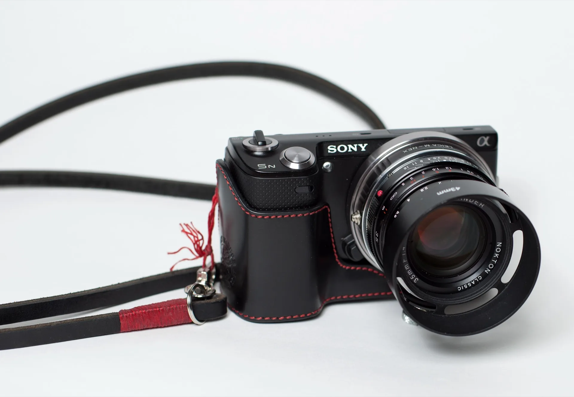 Objectif Voigtländer Nokton Classic 35mm f/1.4 monté sur un appareil hybride