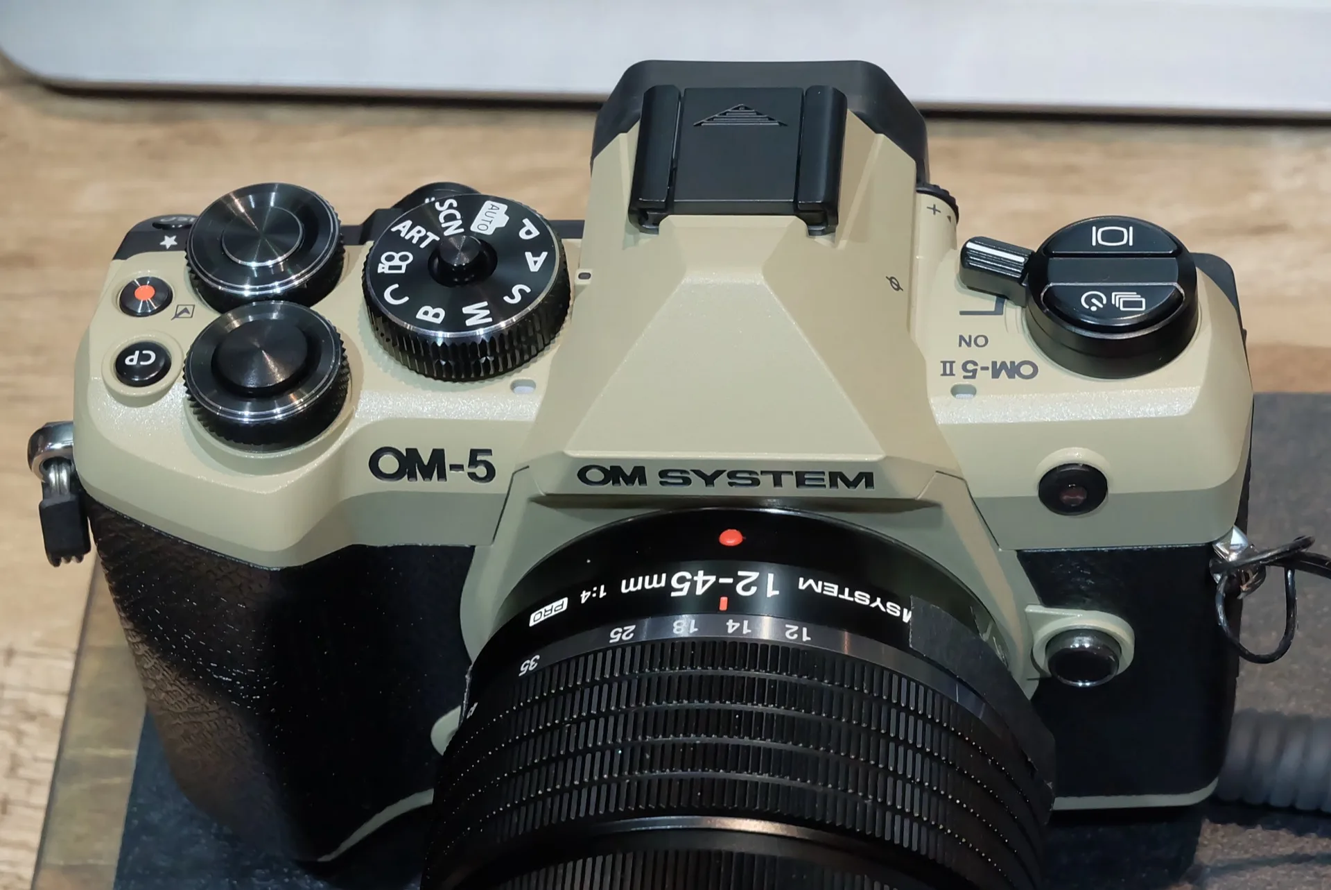 Appareil photo OM System OM-5 Mark II coloris sable avec objectif 12-45 mm