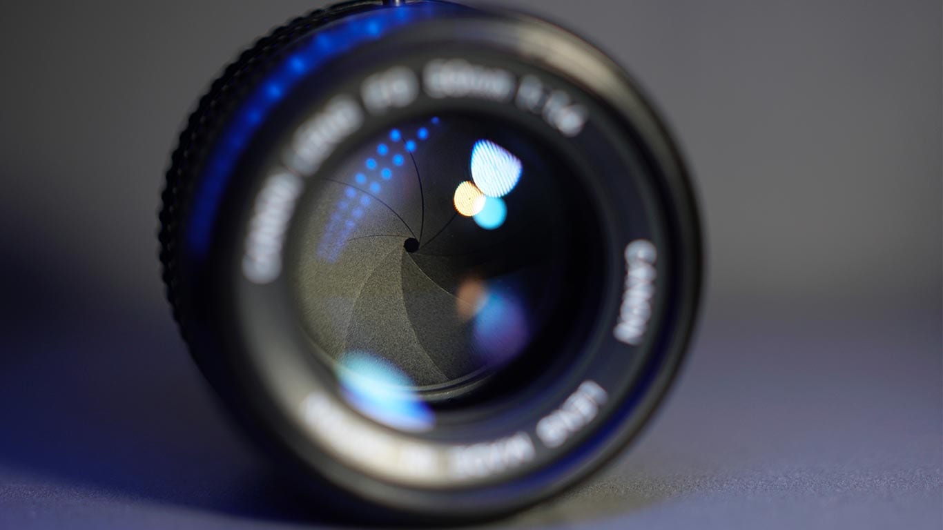 Objectif d'appareil photo avec reflet lumineux coloré sur les lentilles.