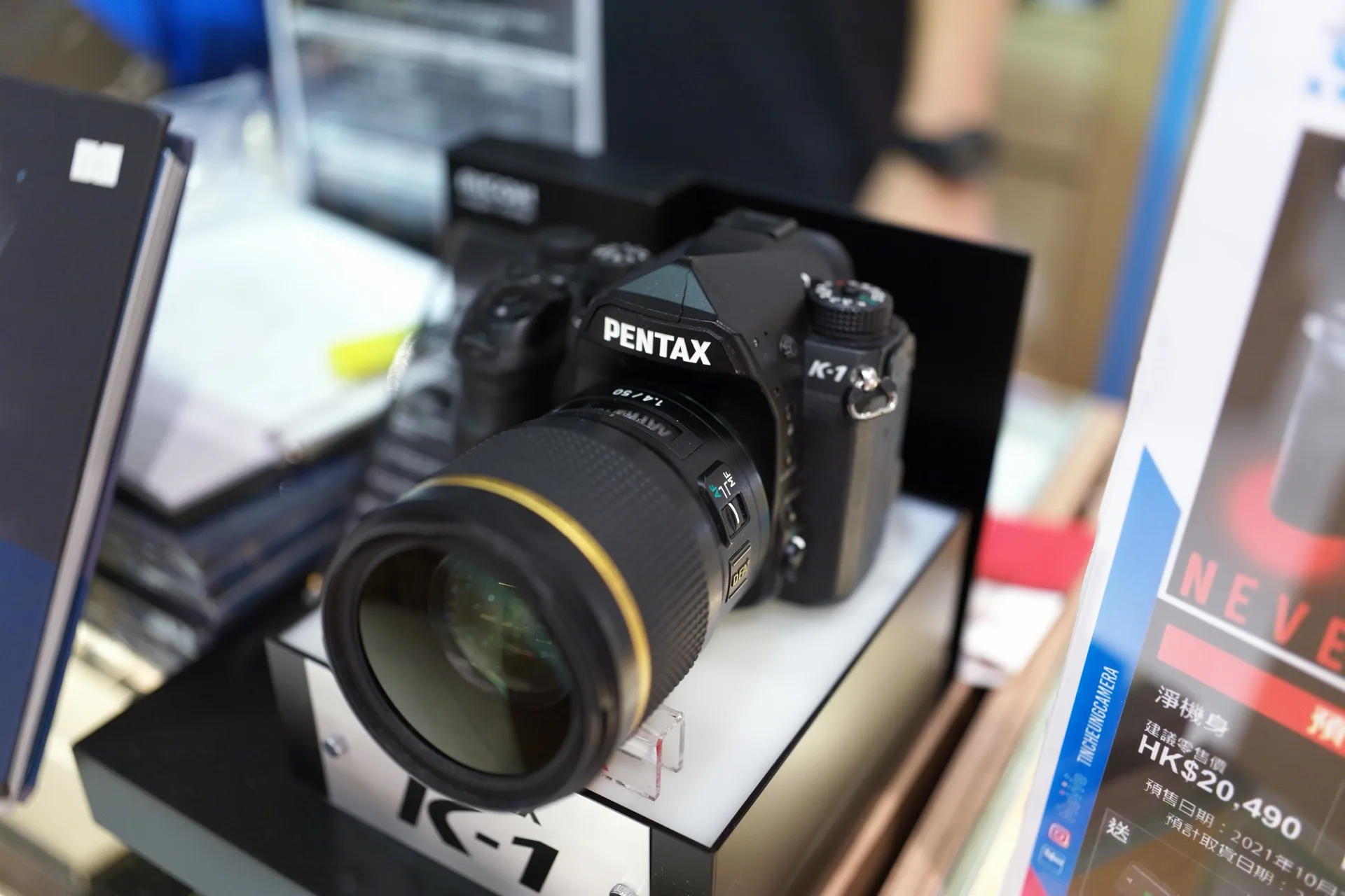 Boîtier reflex plein format Pentax K-1 vu de trois quarts