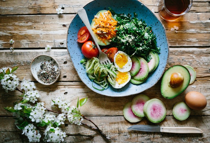 Plat dressé avec accessoires de mise en scène culinaire