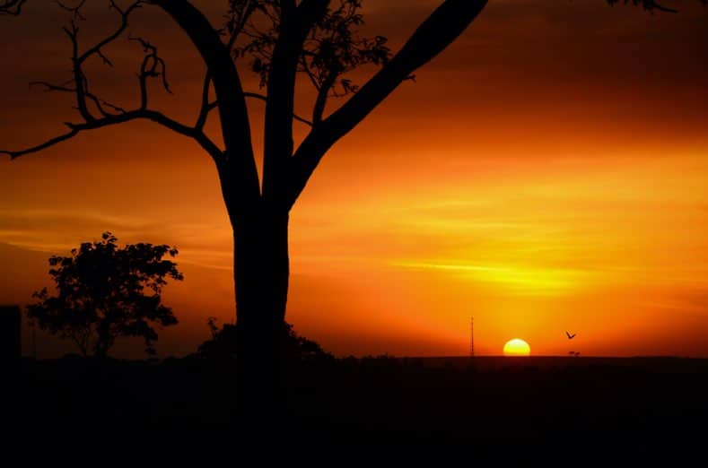 Coucher de soleil sous-exposé pour saturer le ciel