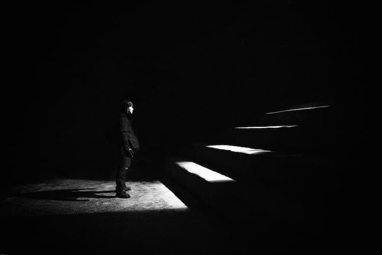 Photo noir et blanc contrastée avec noirs profonds et blancs purs, sujet isolé
