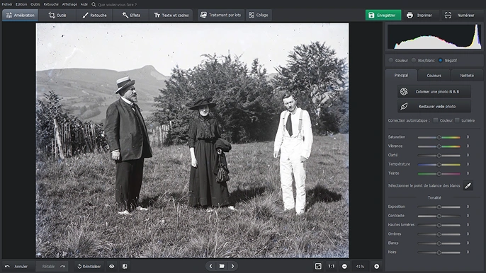 PhotoGlory, onglet Amélioration : l'option Négatif cochée en haut du panneau de droite, le négatif recadré devenu une photo positive en noir et blanc