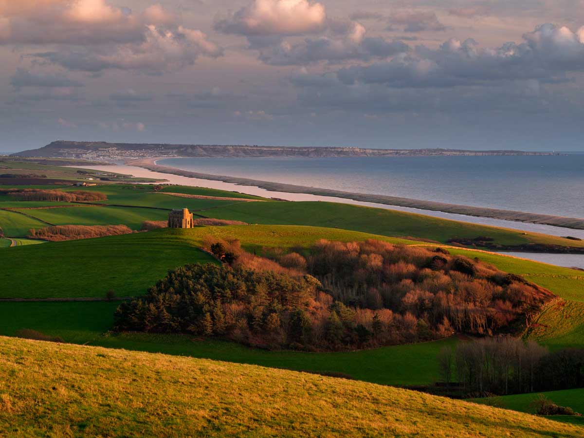 Paysage éclairé latéralement à la golden hour