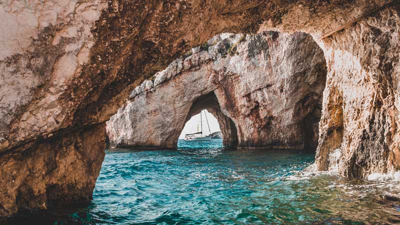 Eau qui s'infiltre dans une cave rocheuse