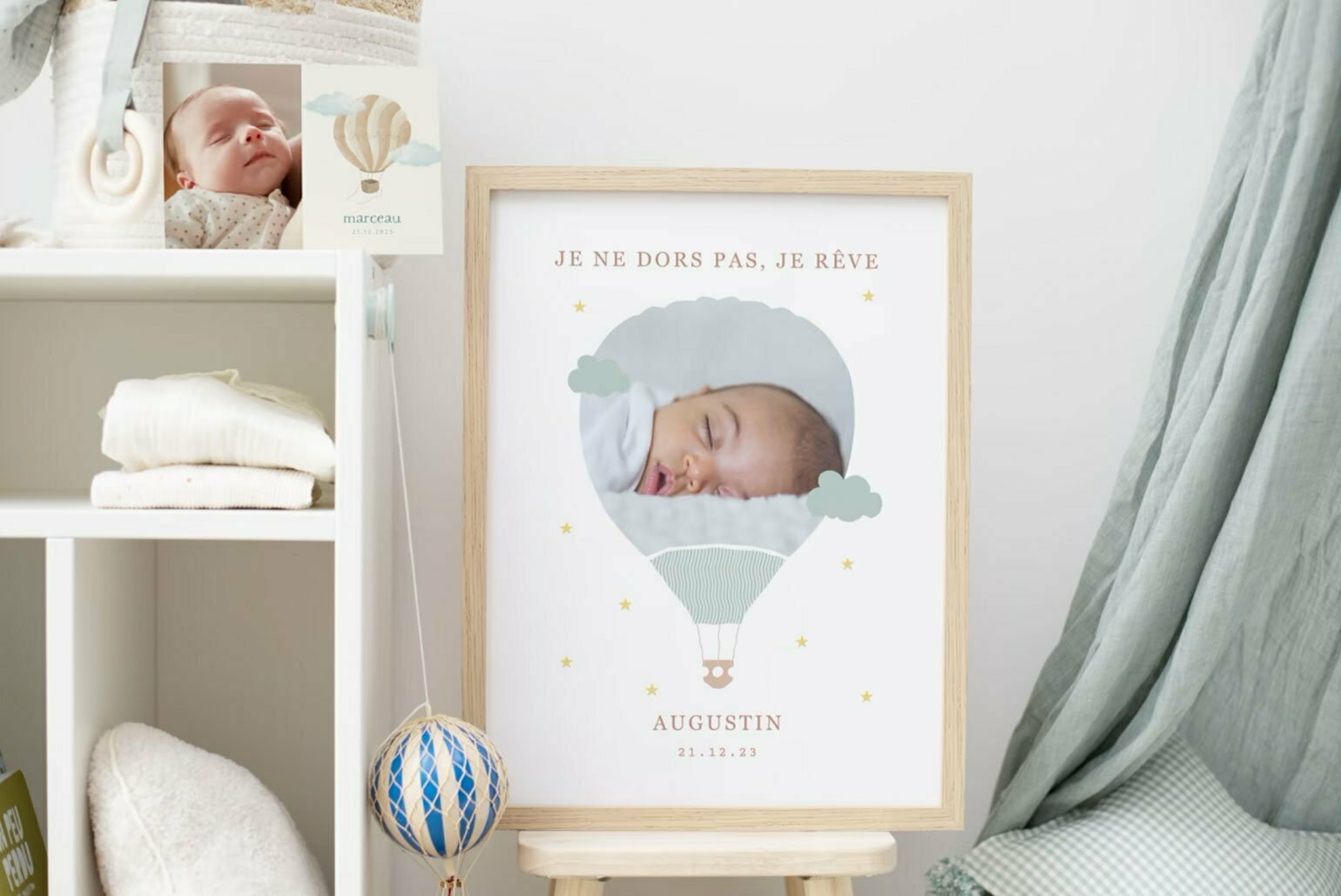 Affiche avec photo d'un bébé dormant dans un décor de montgolfière, entourée de nuances douces et objets de chambre d'enfant.