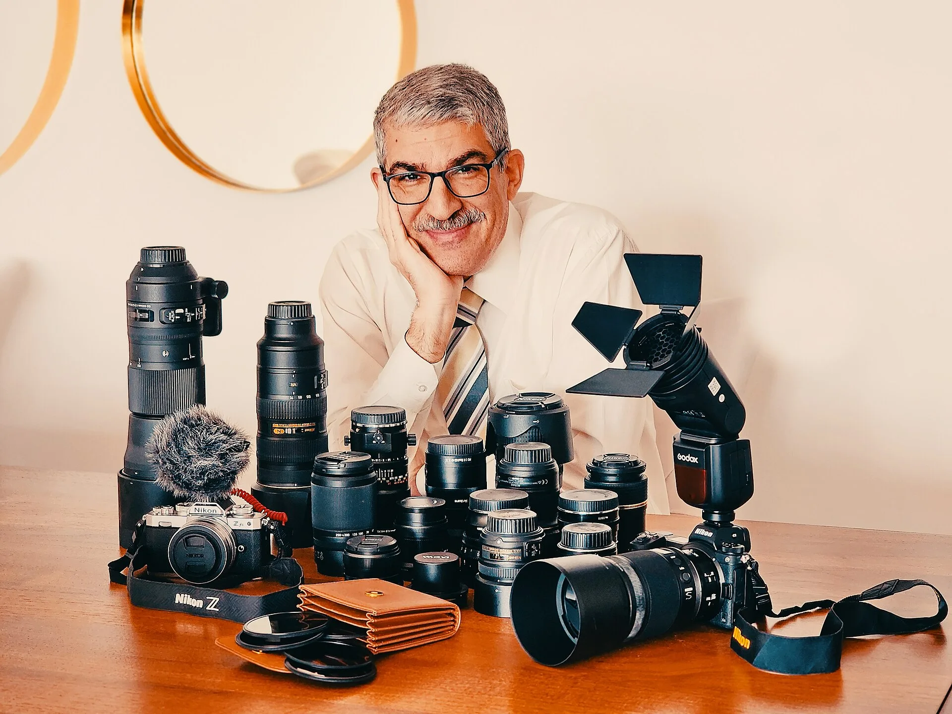 Collection de boîtiers et d'objectifs photo, symbole de l'investissement matériel face à la hausse des prix