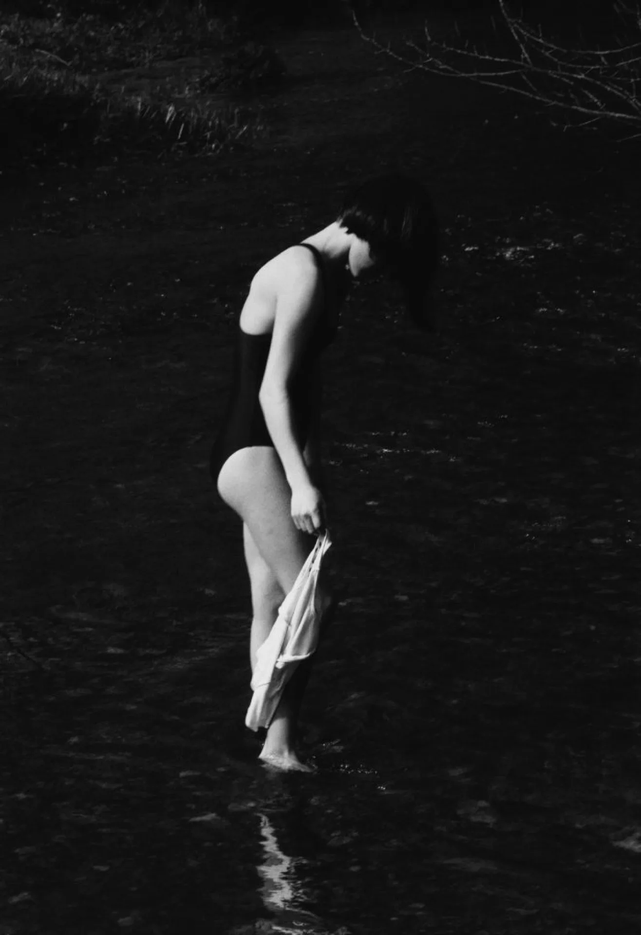 Photographie d'Alexandra Catiere extrait de la série Nobody believes that I'm alive en noir et blanc