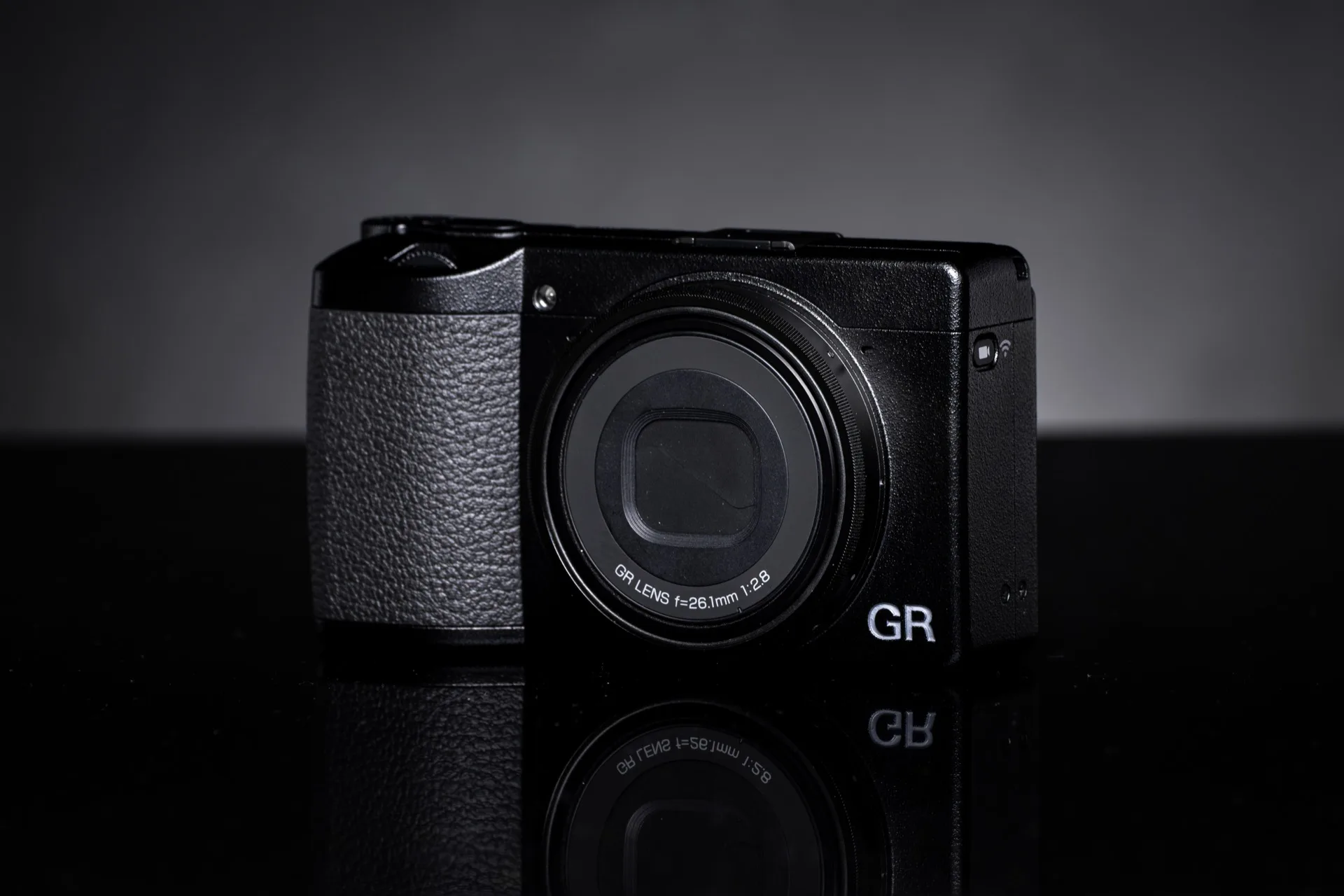 Compact expert Ricoh GR IIIx vu de trois quarts