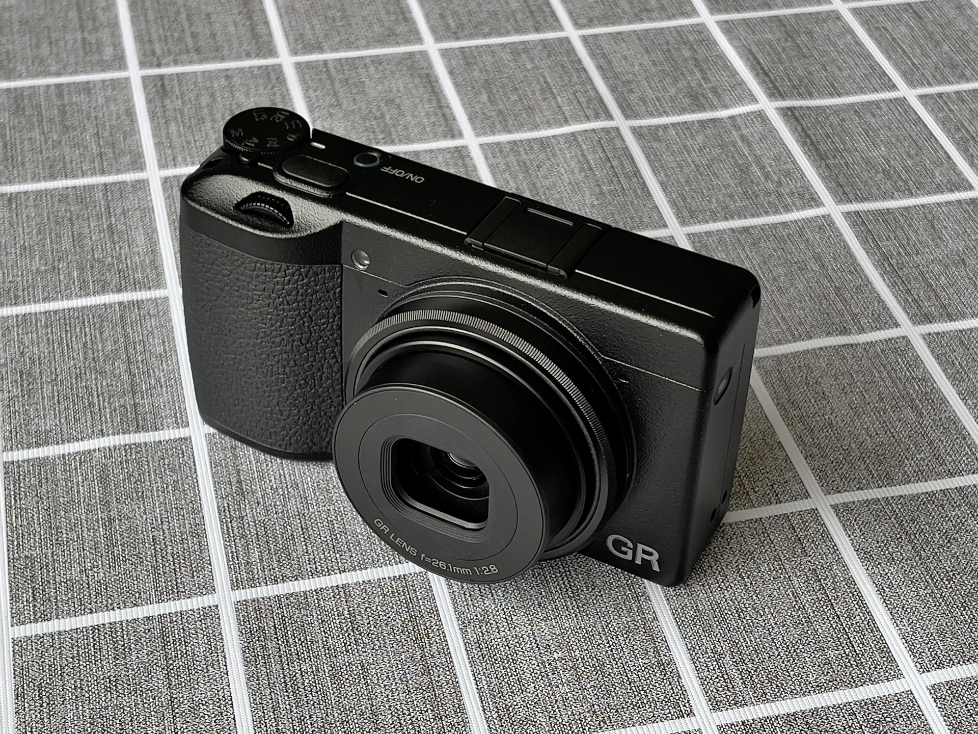 Compact Ricoh GR (image Wikimedia Commons, illustration de la gamme GR III/IV)