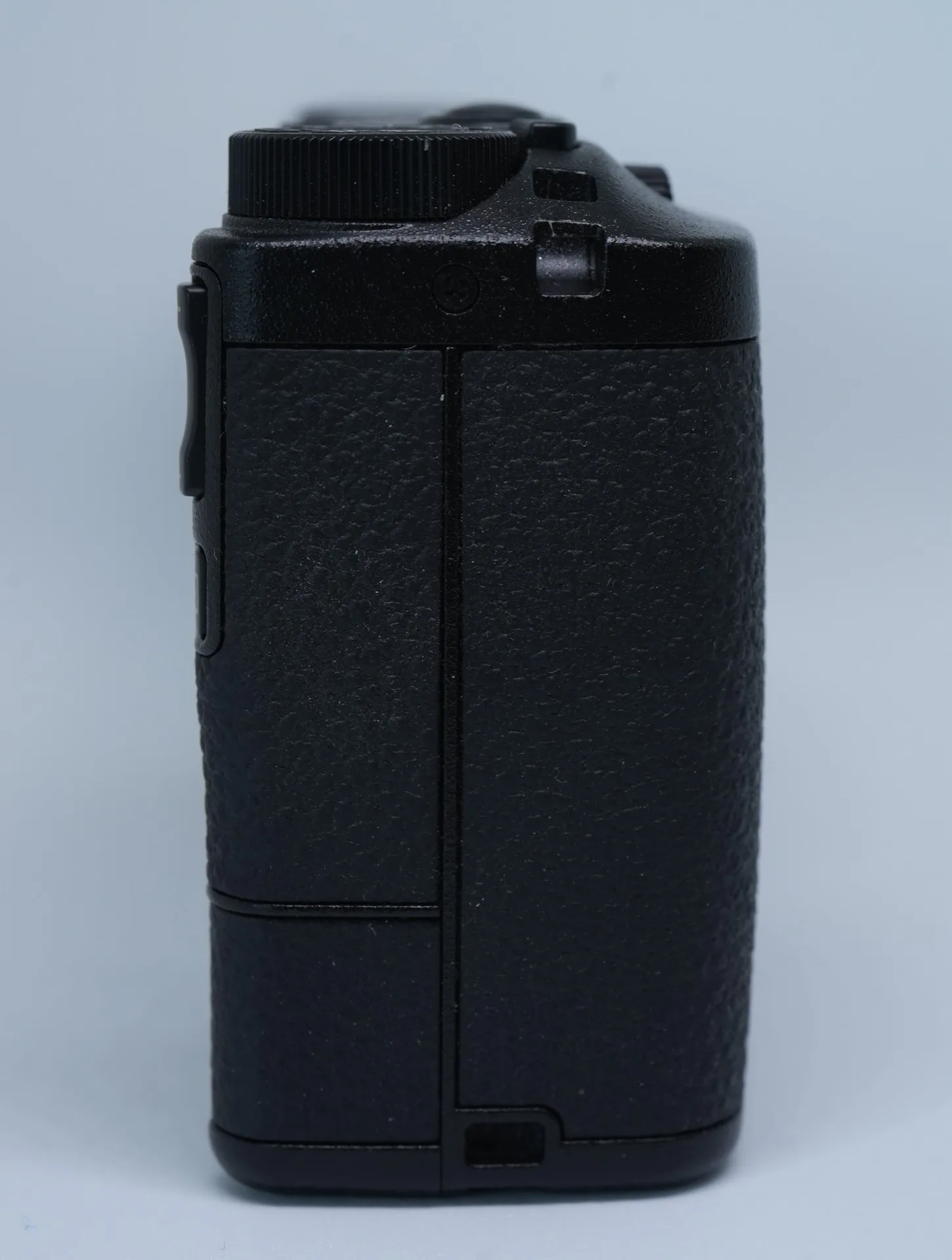 Compact expert Ricoh GR IV vu de profil