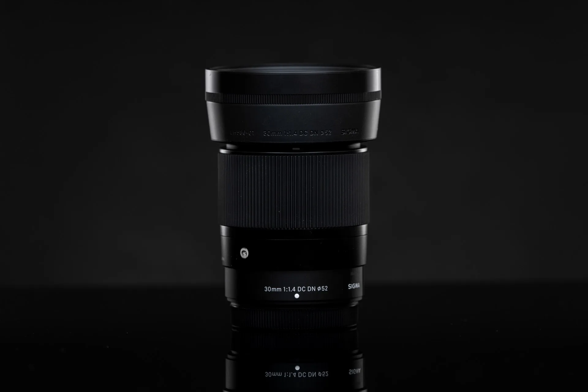 Objectif Sigma 30mm f/1.4 DC DN Contemporary sur fond blanc