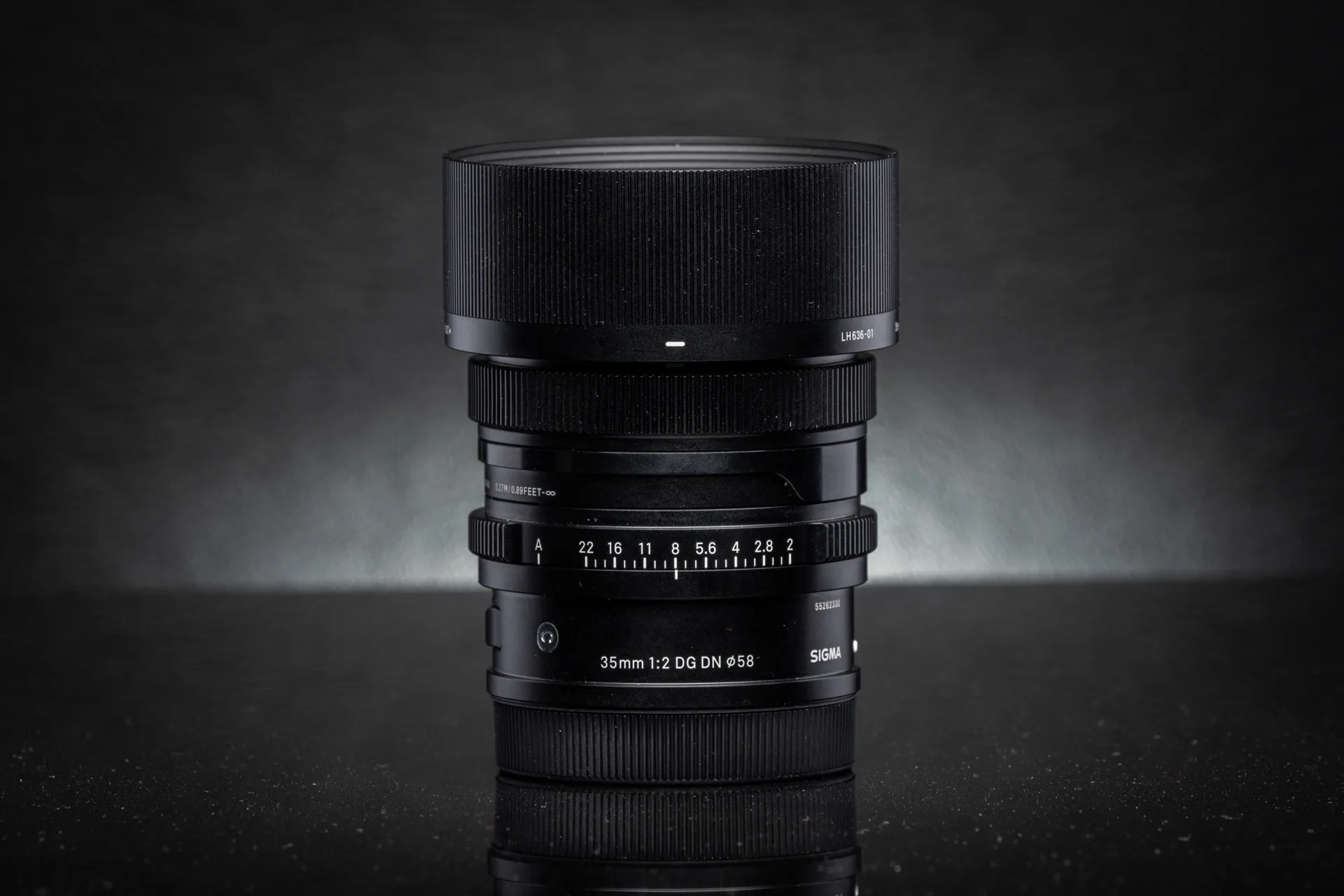 Objectif Sigma 35mm f/2 DG Contemporary sur fond blanc