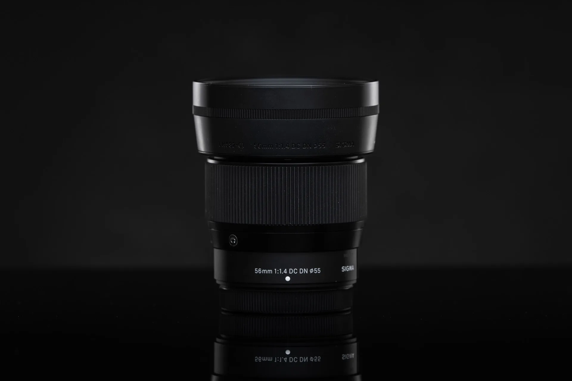 Objectif Sigma 56mm f/1.4 DC DN Contemporary sur fond neutre