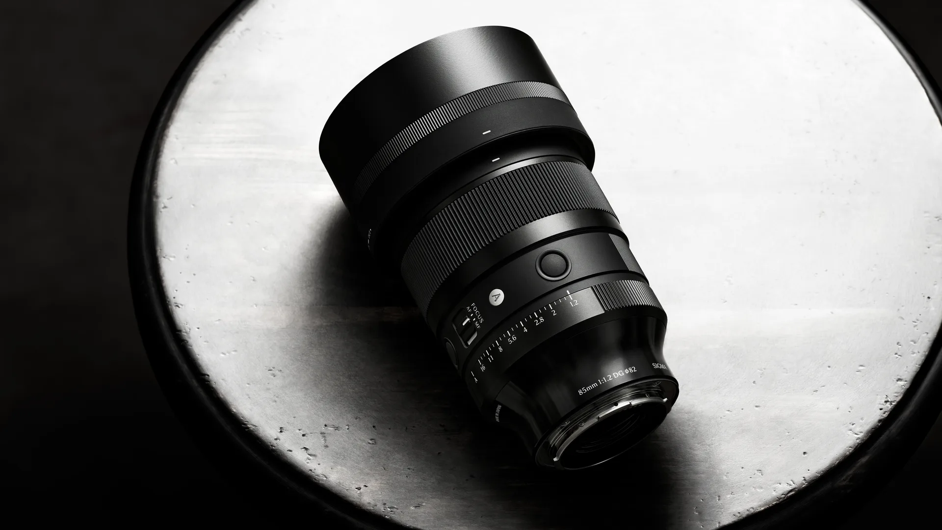 Sigma 85 mm f/1,2 DG Art posé sur un plateau de béton