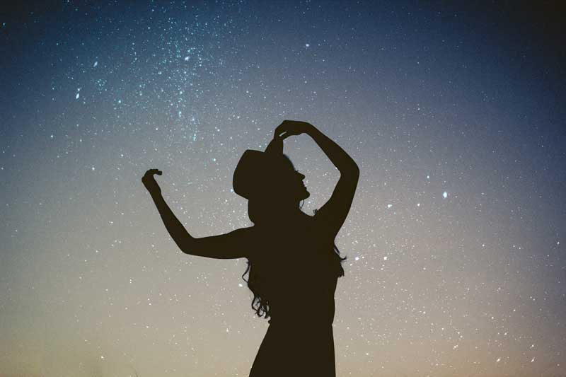 Silhouette de profil d'un visage humain sur fond de ciel orangé, traits du nez et du menton lisibles