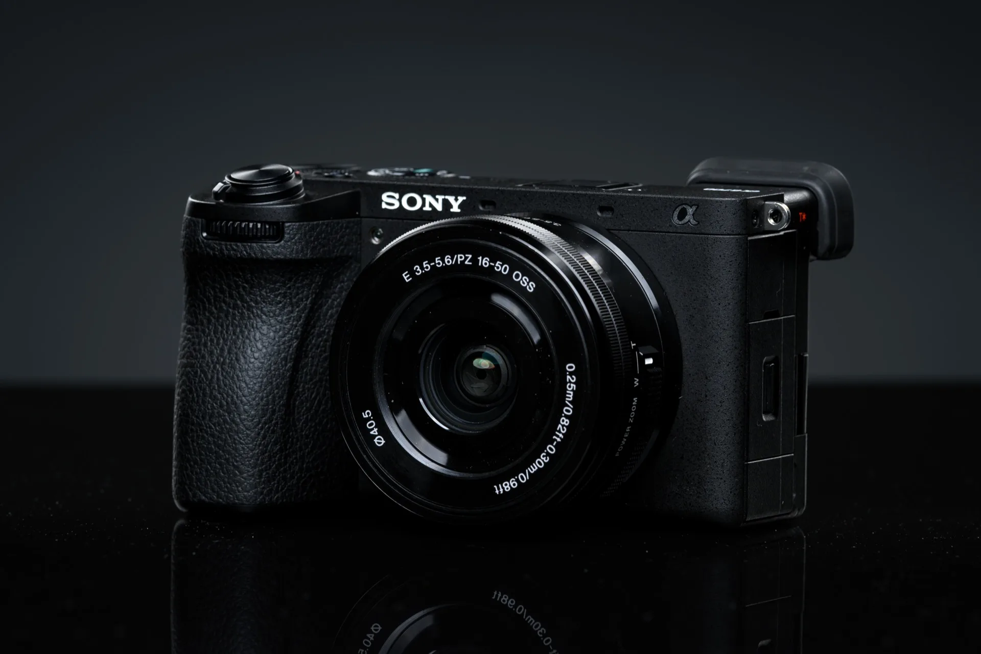 Appareil photo hybride APS-C Sony a6700 vu de trois quarts