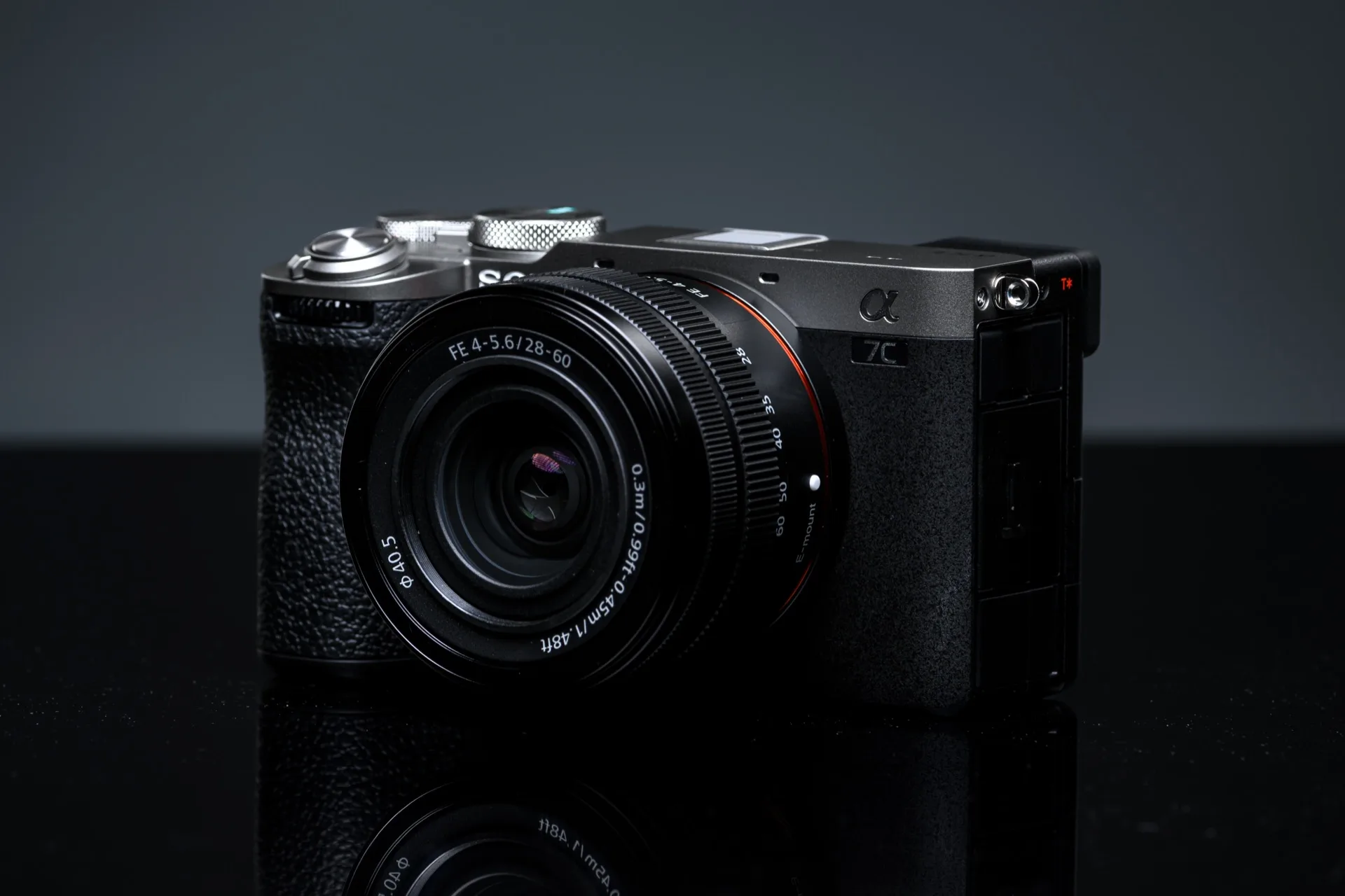 Appareil photo hybride plein format Sony A7C II vu de trois quarts