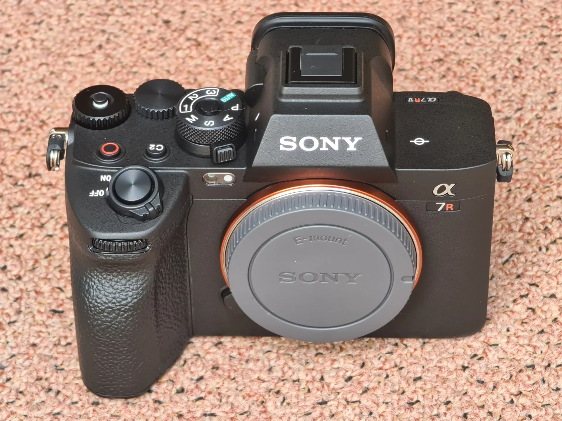Boîtier hybride Sony Alpha 7R V (image Wikimedia Commons, CC BY-SA)