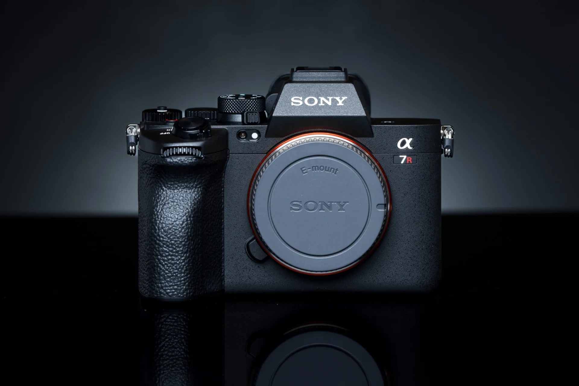 Sony A7R V vue de face (image Henry Söderlund, Wikimedia Commons CC BY 2.0 — illustration de la gamme A7R, en attendant l'annonce du successeur A7R VI le 13 mai 2026).