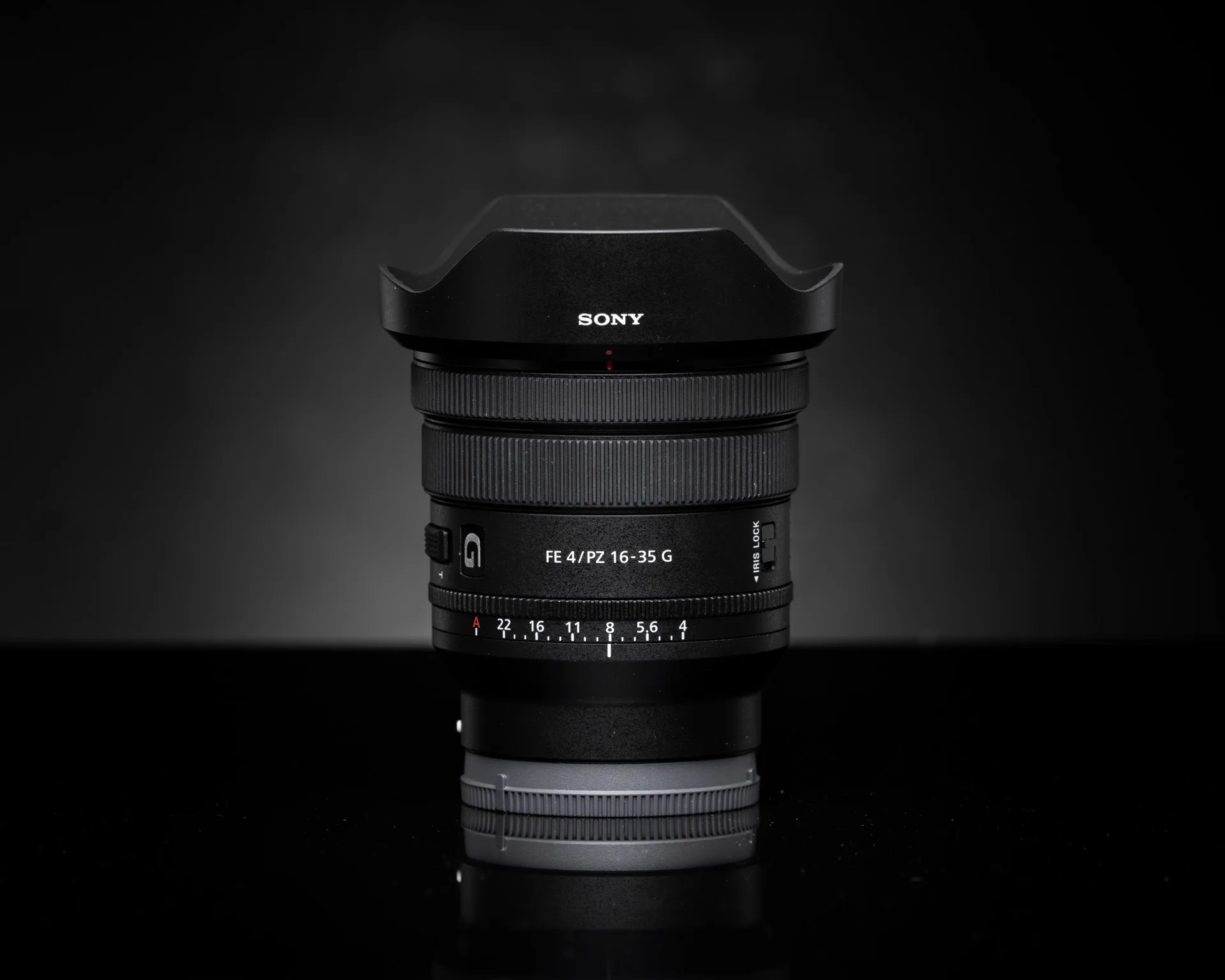 Objectif Sony FE PZ 16-35mm f/4 G sur fond neutre