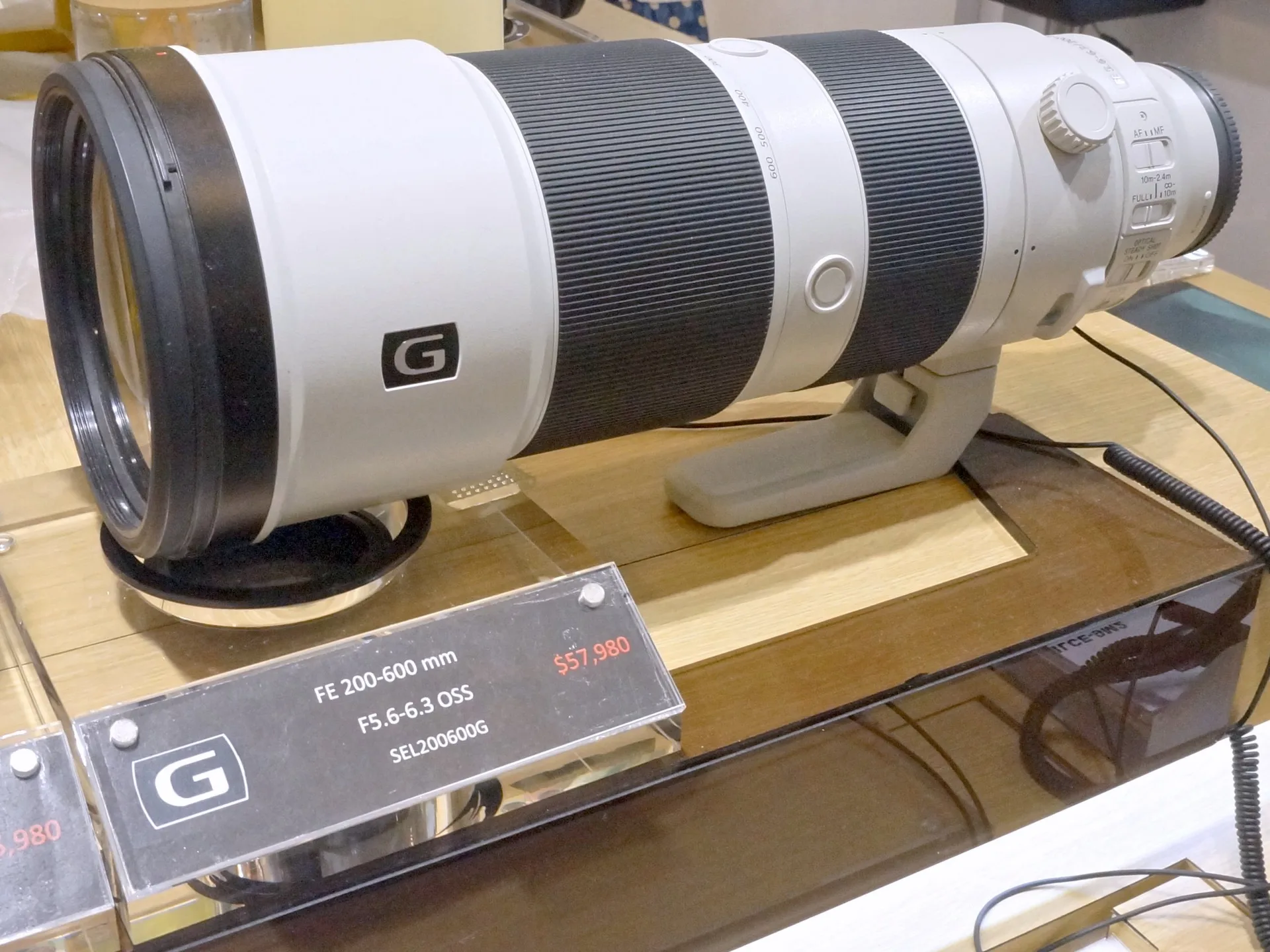 Teleobjectif Sony FE 200-600mm f/5.6-6.3 G OSS vu de profil