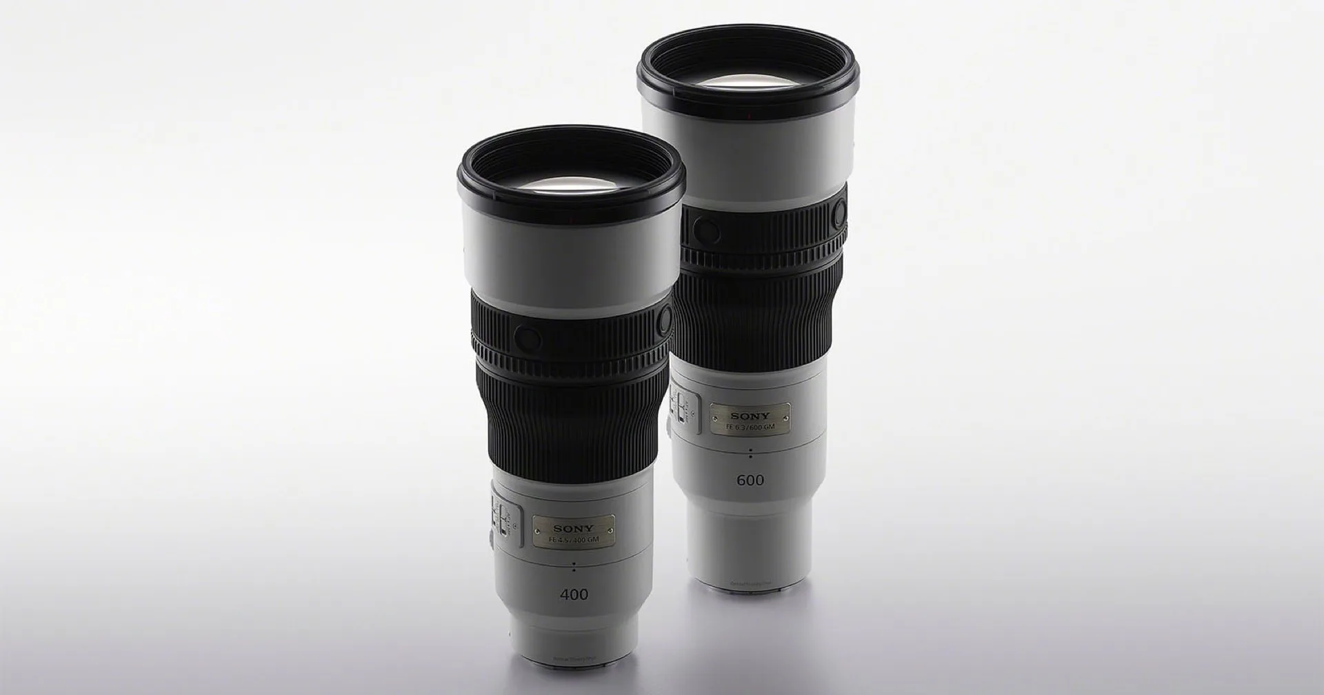 Sony FE 400 mm f/4,5 GM OSS et FE 600 mm f/6,3 GM OSS côte à côte, vus de face