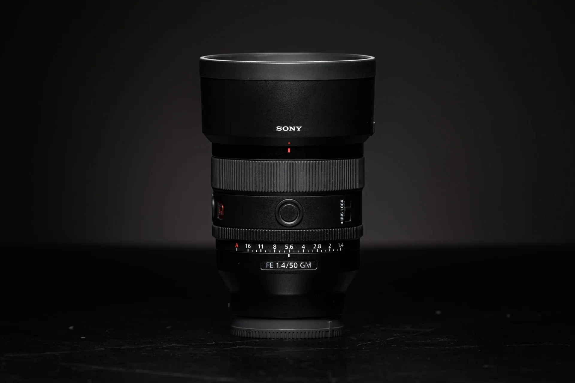 Objectif Sony FE 50mm f/1.4 GM sur fond noir