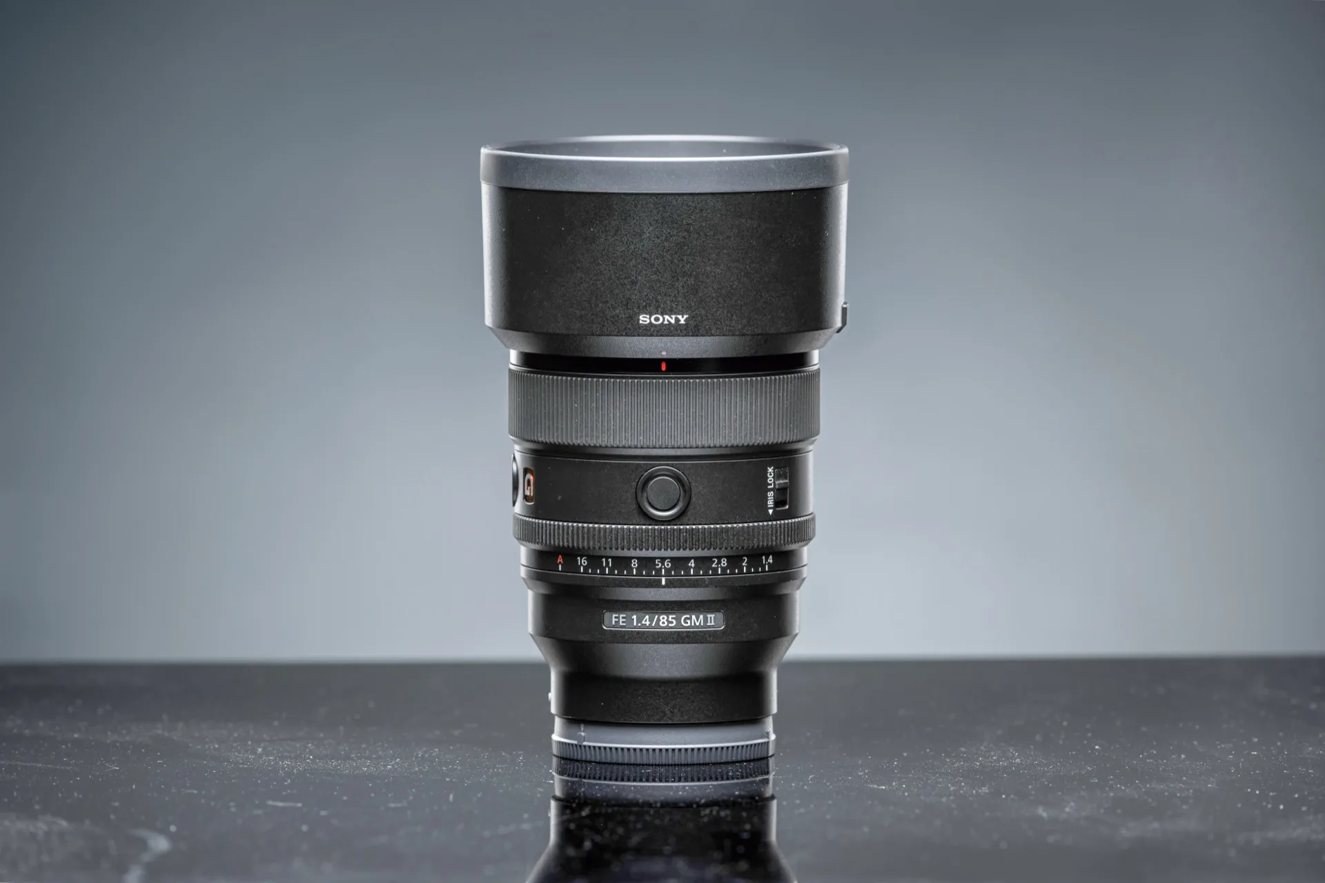 Objectif Sony FE 85mm f/1.4 GM II sur fond noir