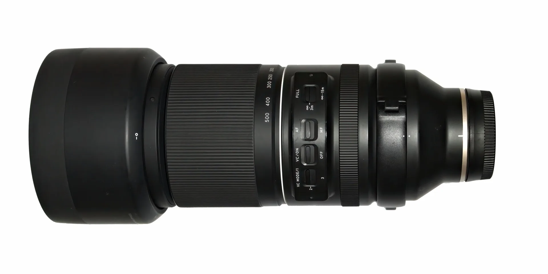 Téléobjectif Tamron 150-500 mm posé sur fond blanc, vu de profil