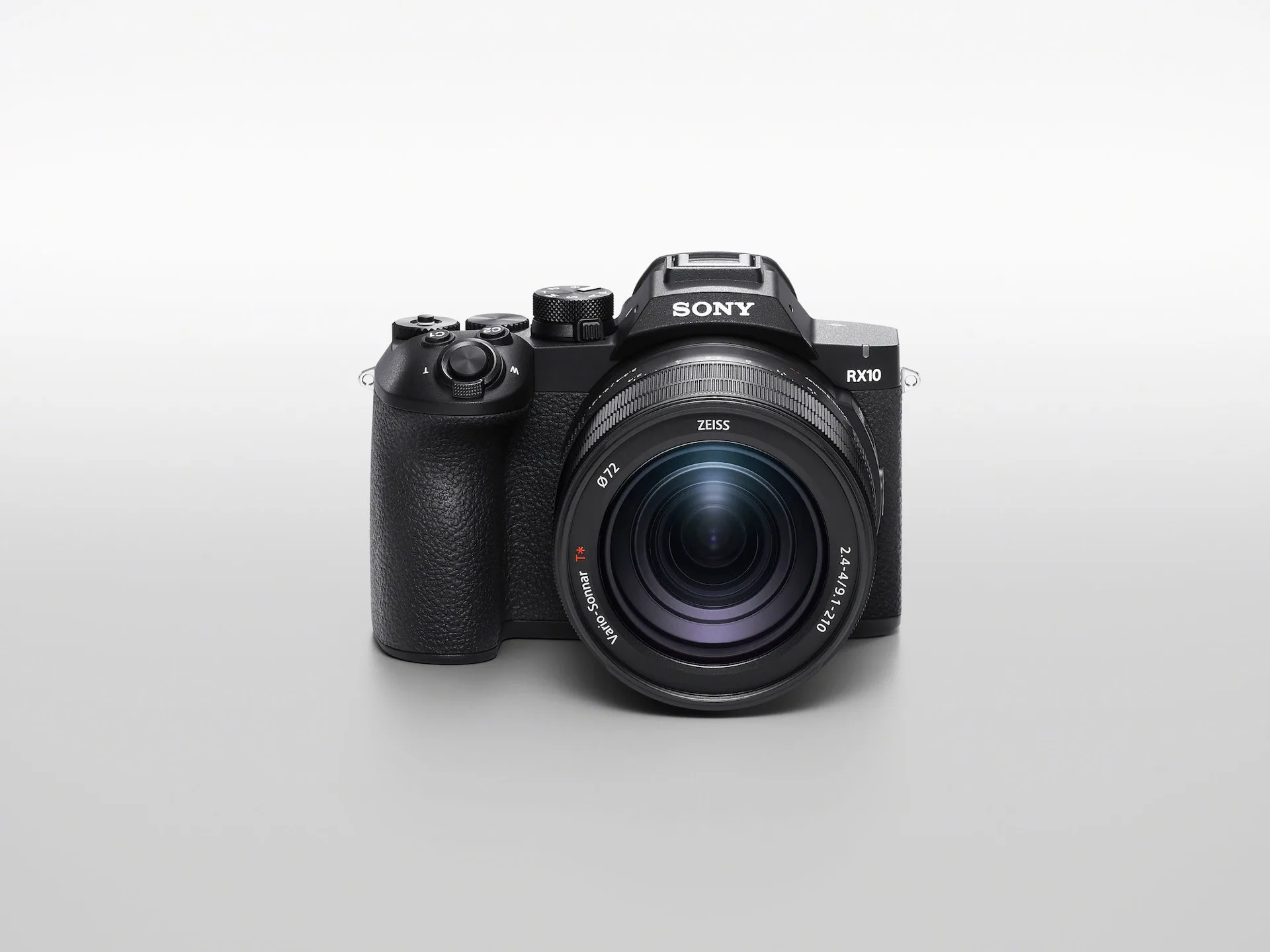 Sony RX10 V, bridge expert à objectif Zeiss 24-600 mm, vu de trois quarts avant